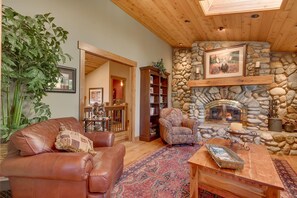 Fireplace - Indulge in Mountain Luxury at Wolf Ridge (Carnelian Bay)