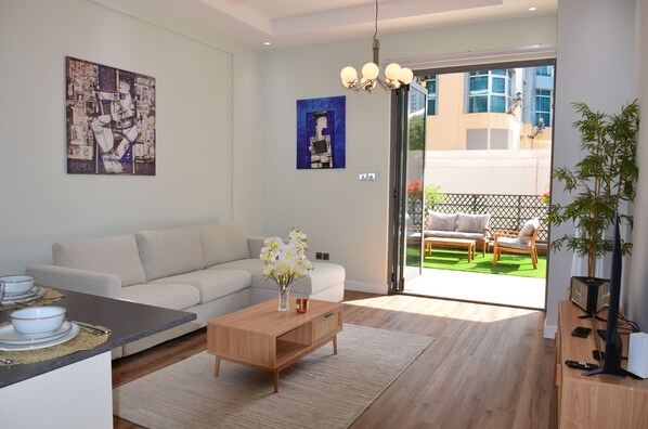 Smart TV - The Courtyard Heaven. is in the heart of Dubai Marina, 5-minute walk to Metro. (Dubai)