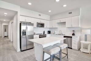 Ovn, oppvaskmaskin, kaffetrakter/tekoker og brødrister