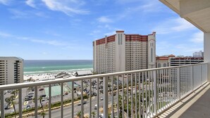 Un hôtel de grande hauteur offrant une vue sur la plage et l’océan.