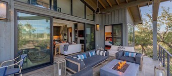 Lola's Lakefront: 3-Bed Treehouse with Porch, Fire Pit & Year-Round Fun