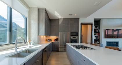 Lola's Lakefront: 3-Bed Treehouse with Porch, Fire Pit & Year-Round Fun