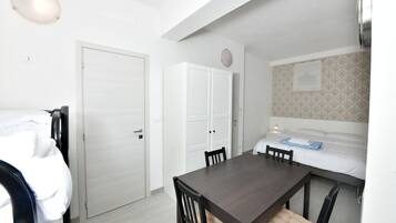 1 habitación, escritorio, wifi gratis y ropa de cama