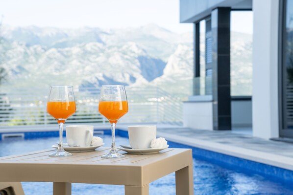 تناول الطعام بالخارج