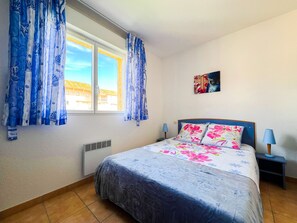 2 chambres, bureau, fer et planche à repasser, lit parapluie