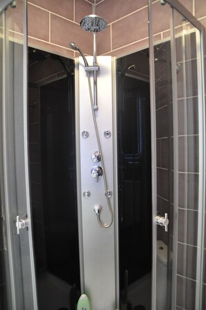 Dusche, Haartrockner, Toilettenpapier