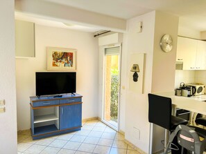 2 bedrooms, desk, iron/ironing board, travel cot - Maison Plein Pied Avec Piscine. A 5 Minutes de la Mer, Idéal Pour les Familles (Valras-Plage)