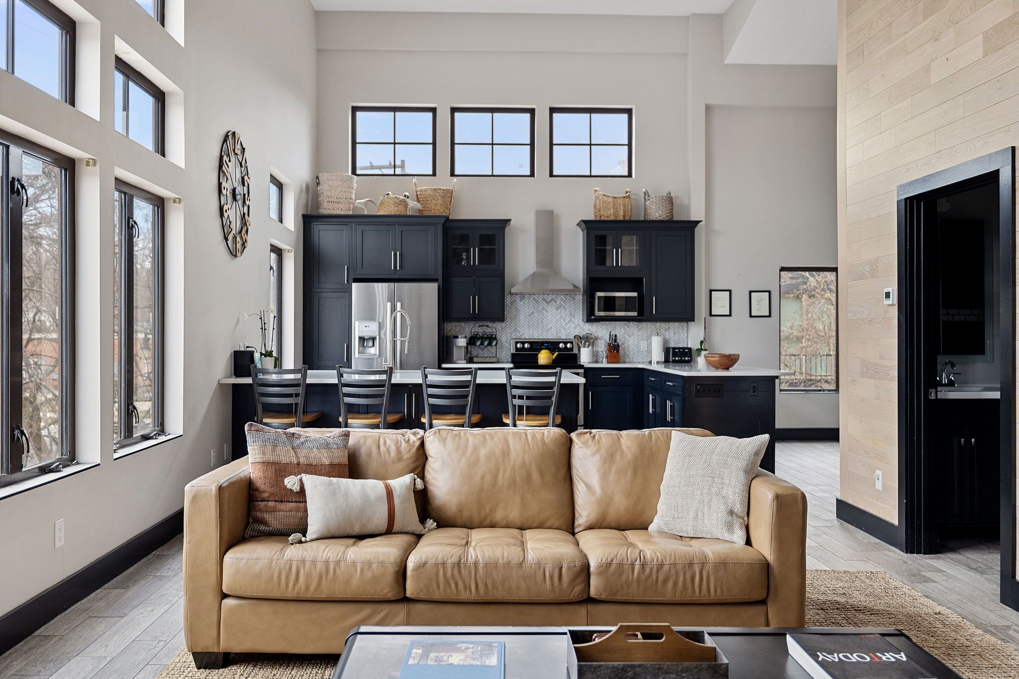 Juniper Presents: Luxurious Downtown Loft, 1 mile to Beach + Amenities Galore!