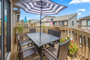Outdoor dining - Fully Furnished 2 Bedroom Condo for Family Vacations - Beach Bliss Getaway (Ocean City)