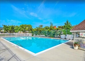 Una piscina cubierta, una piscina al aire libre