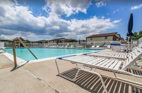 Una piscina cubierta, una piscina al aire libre