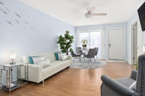 Smart-TV, DVD-Player, Bücher