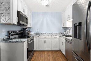Frigorífico, microondas, horno y placa de cocina