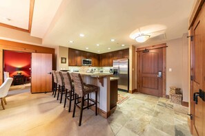 電子レンジ、コンロ、食器洗い機、コーヒー / ティーメーカー