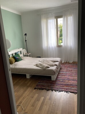 4 dormitorios, tabla de planchar con plancha, cuna de viaje y wifi