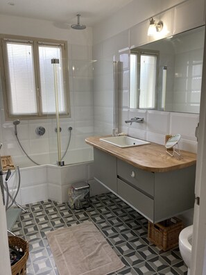 Dusche, Haartrockner, Handtücher, Seife