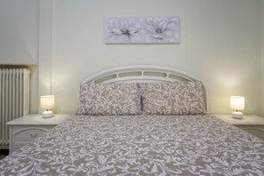 2 bedrooms, iron/ironing board, free WiFi, bed sheets - House Dany bright three-room apartment with large terrace and garage (Santa Margherita Ligure)