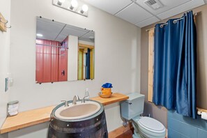 7 bedrooms, iron/ironing board, free WiFi, bed sheets - Backwoods Retreat (Horse Shoe)