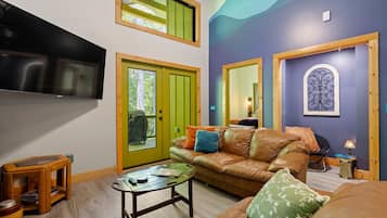 Classic Cabin | 7 bedrooms, iron/ironing board, free WiFi, bed sheets