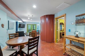 7 bedrooms, iron/ironing board, free WiFi, bed sheets - Backwoods Retreat (Horse Shoe)