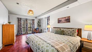 Classic Cabin | 7 bedrooms, iron/ironing board, free WiFi, bed sheets