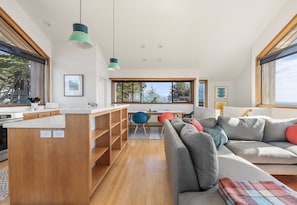 Smart TV, fireplace - Beautiful meadow home, 100 yards from Bluff Trail, Newly Renovated (Sea Ranch)