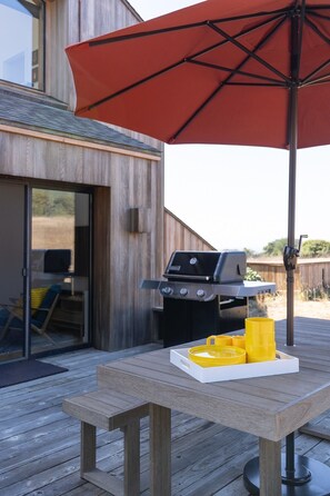 Outdoor dining - Beautiful meadow home, 100 yards from Bluff Trail, Newly Renovated (Sea Ranch)