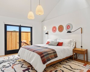2 bedrooms, desk, WiFi, bed sheets