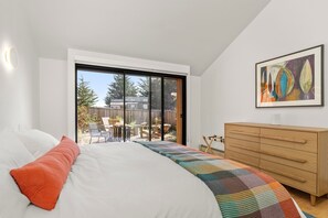2 bedrooms, desk, WiFi, bed sheets - Beautiful meadow home, 100 yards from Bluff Trail, Newly Renovated (Sea Ranch)