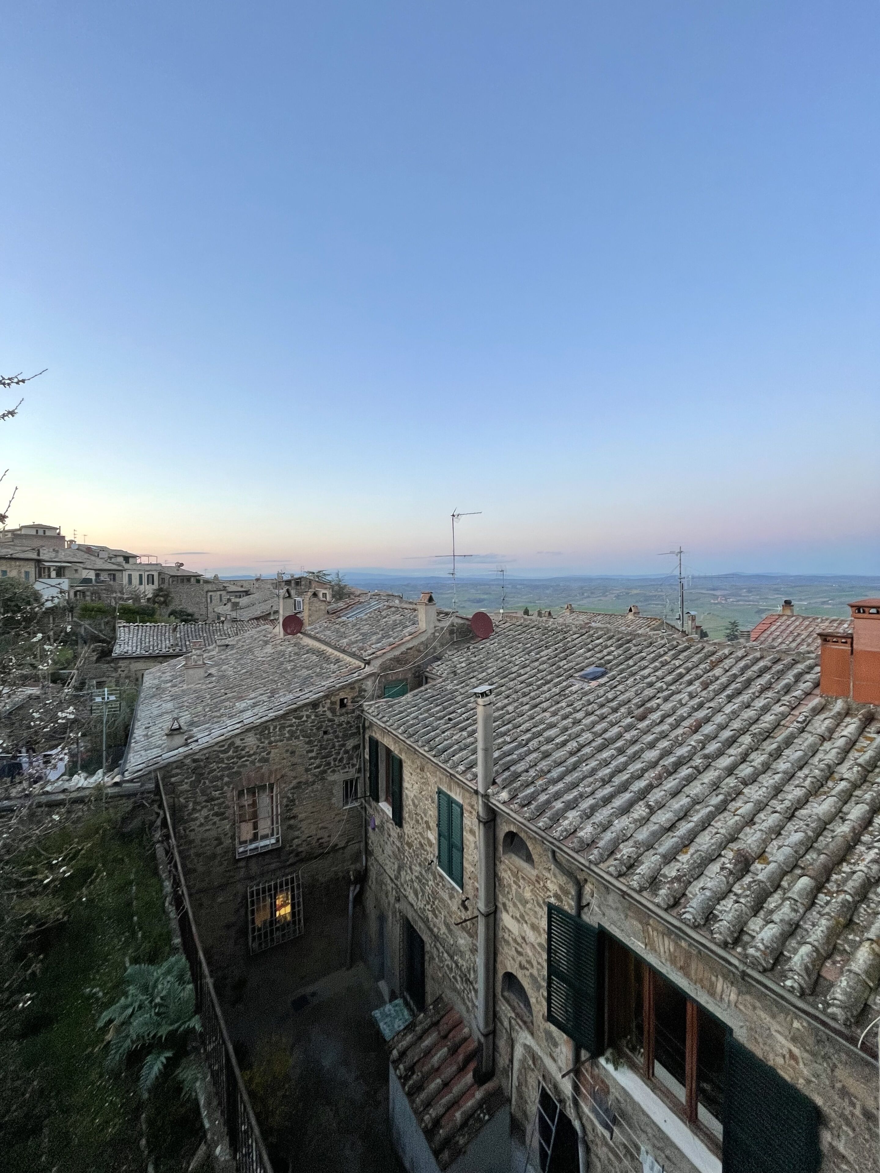 Une vue d’une ville historique, avec ses bâtiments en pierre et ses toits en tuiles de terre cuite.