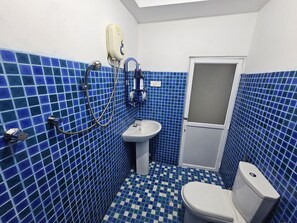 Dusj, designertoalettartikler, hårføner og håndklær