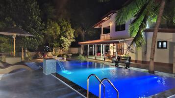 Außenpool, Cabañas (kostenlos), Sonnenschirme