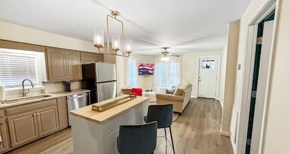 2 minutes from Elvis's Birthplace 5 miles from downtown Tupelo MS.