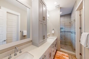 Hair dryer, towels - Waterfront home with private pool, community kayaks, grill, open layout, & AC (Rockport)