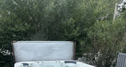 Hot tub, Oceanside- located in the heart of Emerald Isle! AMAZING LOCATION!!