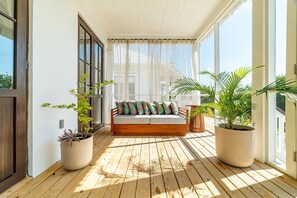 Interior - Java Villa Paradise + The PoolClub at Mahogany Bay (San Pedro)