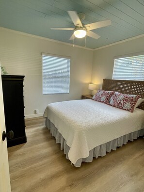 2 bedrooms, desk, iron/ironing board, WiFi