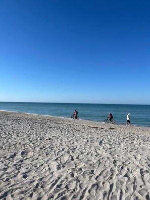 Am Strand, Liegestühle, Strandtücher