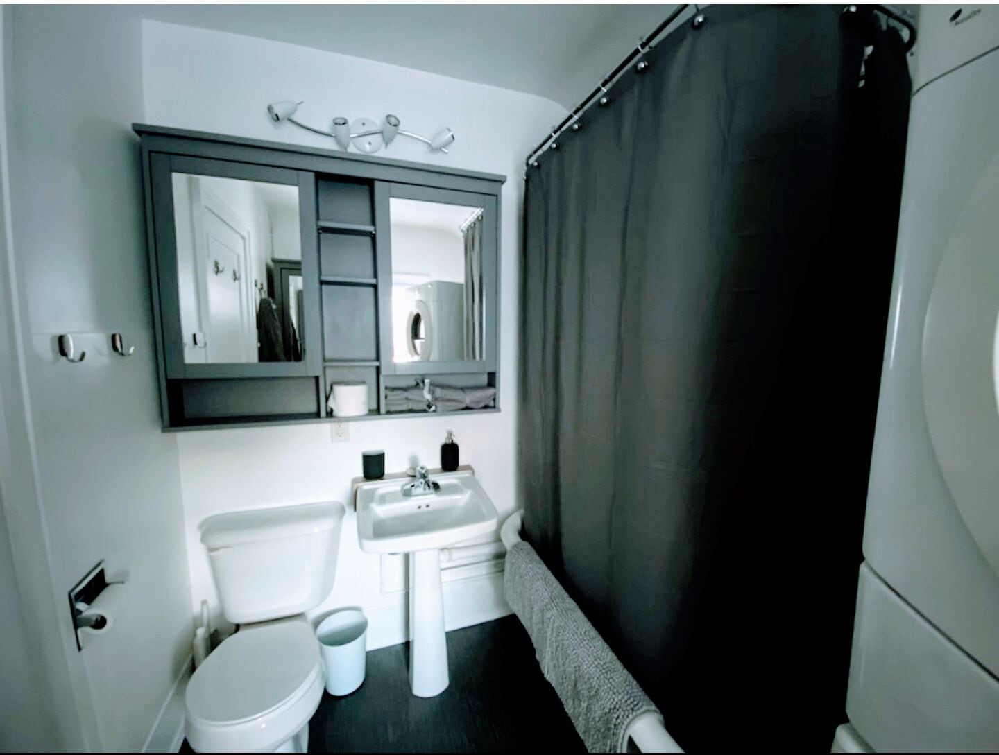 吹风机、坐浴桶、毛巾、肥皂