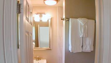 Standard Room | Bathroom