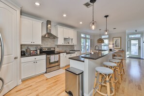 Køleskab, mikrobølgeovn, ovn, kogeplade