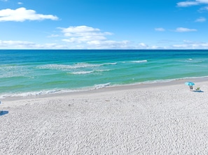 Plage à proximité, chaises longues, serviettes de plage