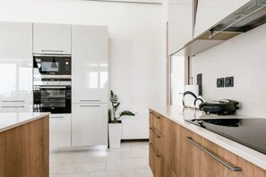 Køleskab, mikrobølgeovn, ovn, kogeplade