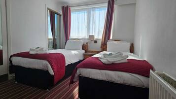 Escritorio y tabla de planchar con plancha