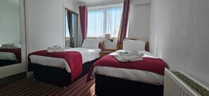 双床房 | 办公桌、熨斗/熨衣板