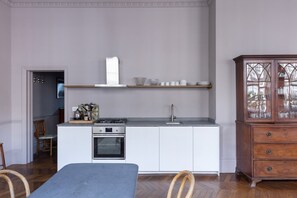 Fridge, oven, stovetop, dishwasher - The Cleveland Arms I (London)