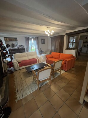 Télévision, cheminée