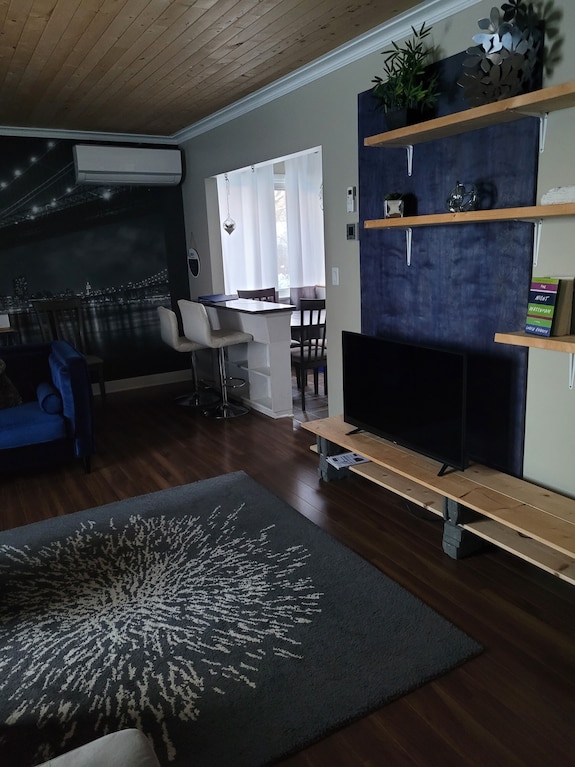 Urban Chic Guest Retreat- 1100sqft 3bdr - Brandon University