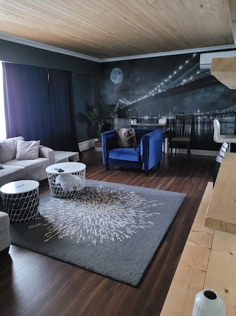 Living area. Urban Chic Guest Retreat- 1100sqft 3Bdr