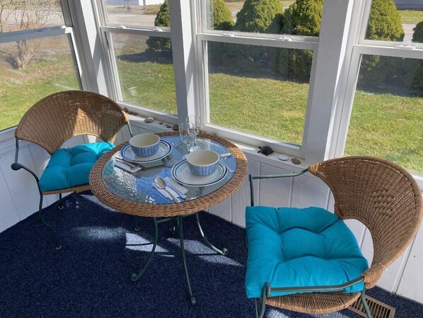 Dining - 1 Bedroom house and yard w/ partial lakeview between Niagara Falls and Rochester (Kent)